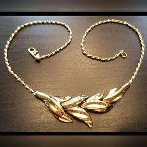 VINTAGE ESTATE SIGNED MONET GOLD TONE FLORAL 15.5" NECKLACE